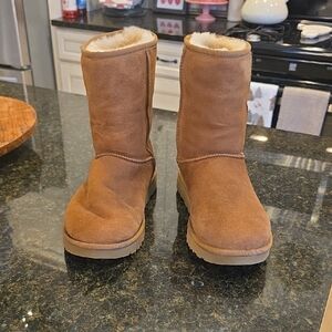 Chesnut UGGs Size 10. NWOT Classic Short II